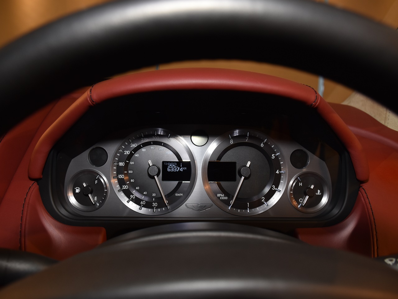 アストンマーティン　V8