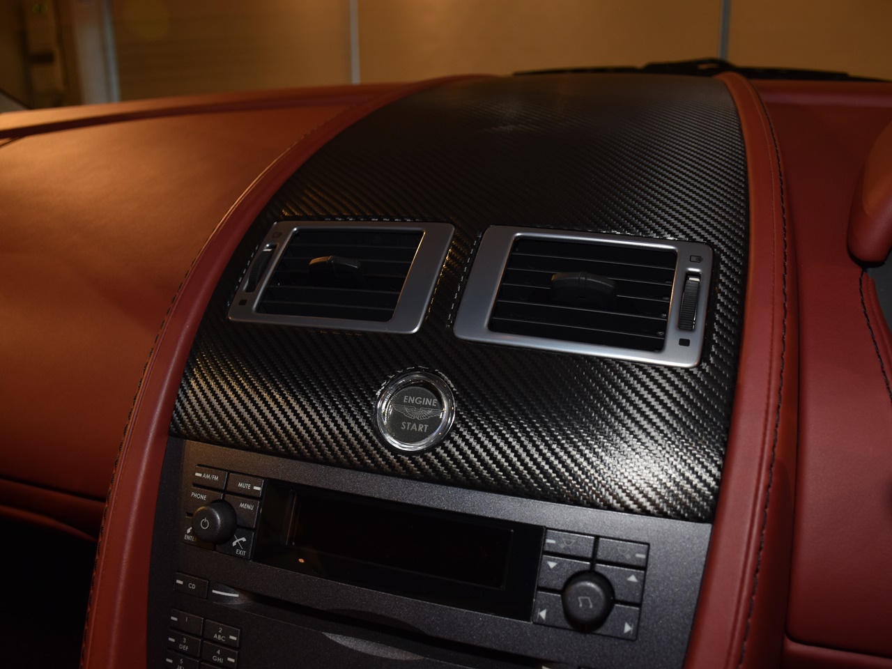 アストンマーティン　V8