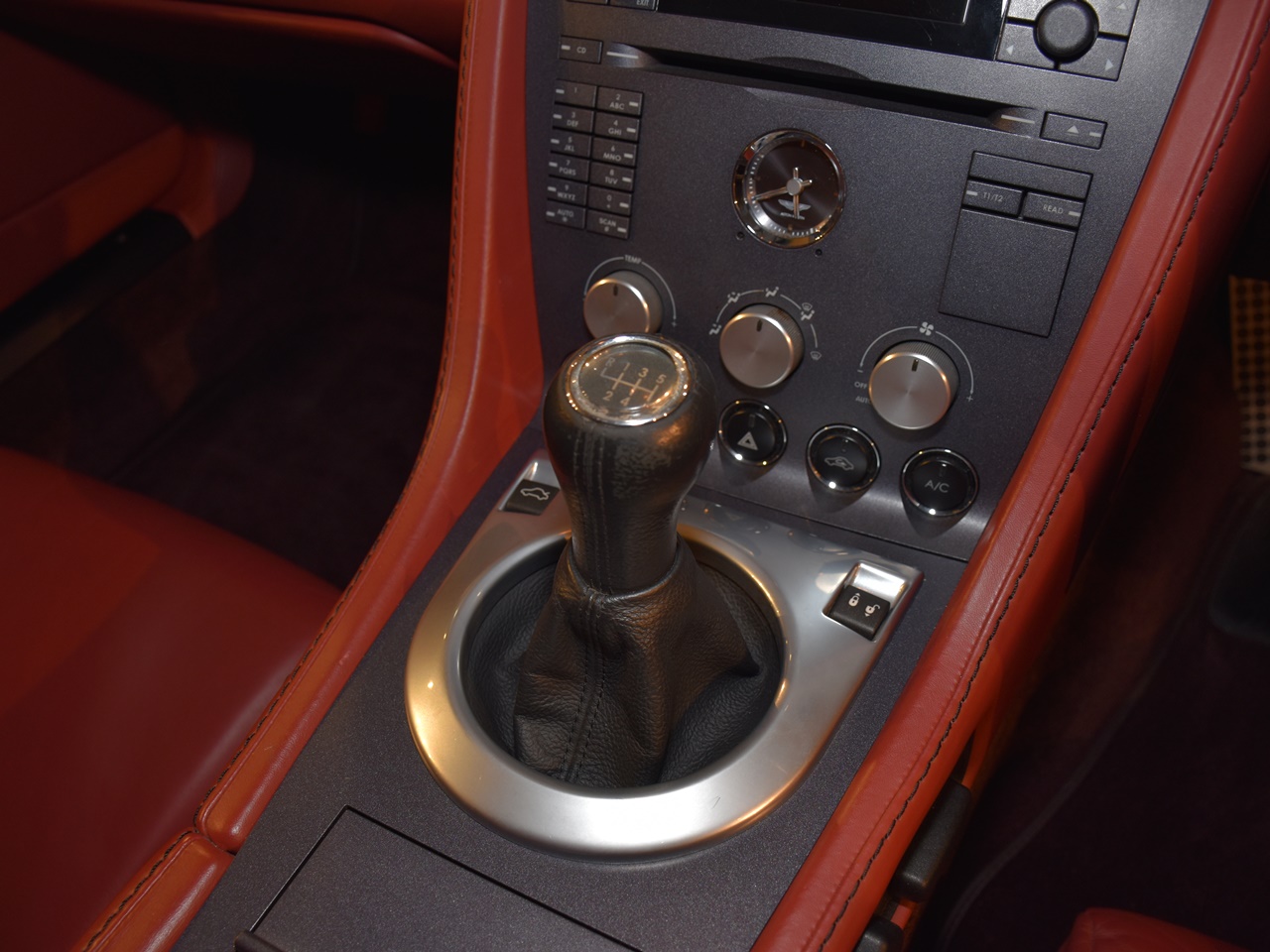 アストンマーティン　V8