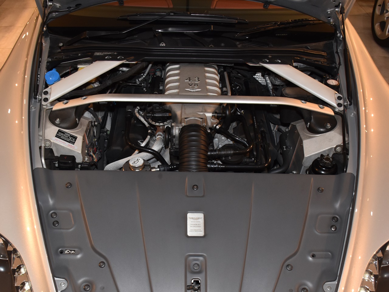 アストンマーティン　V8