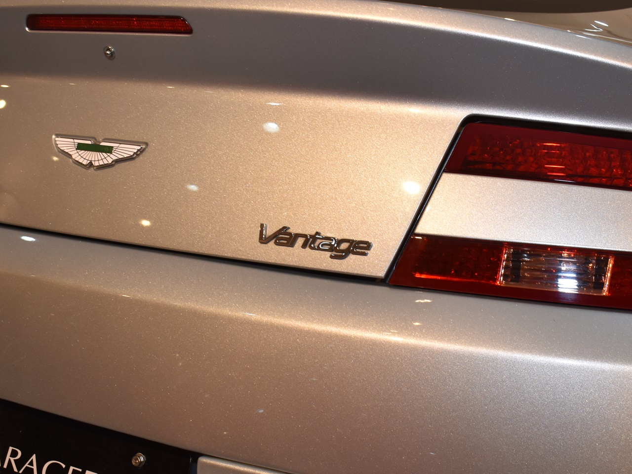 アストンマーティン　V8