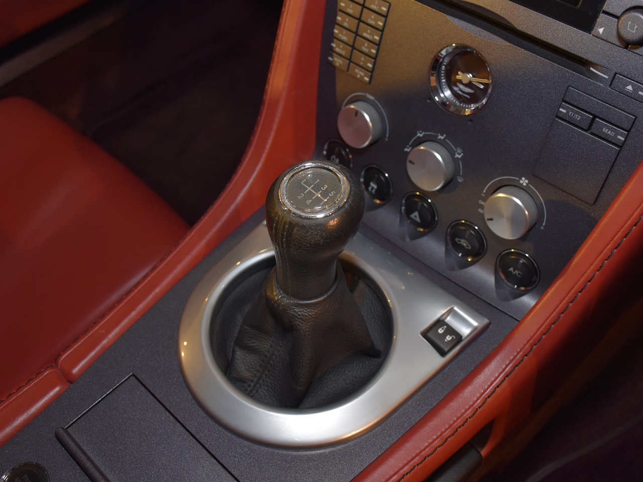 アストンマーティン　V8