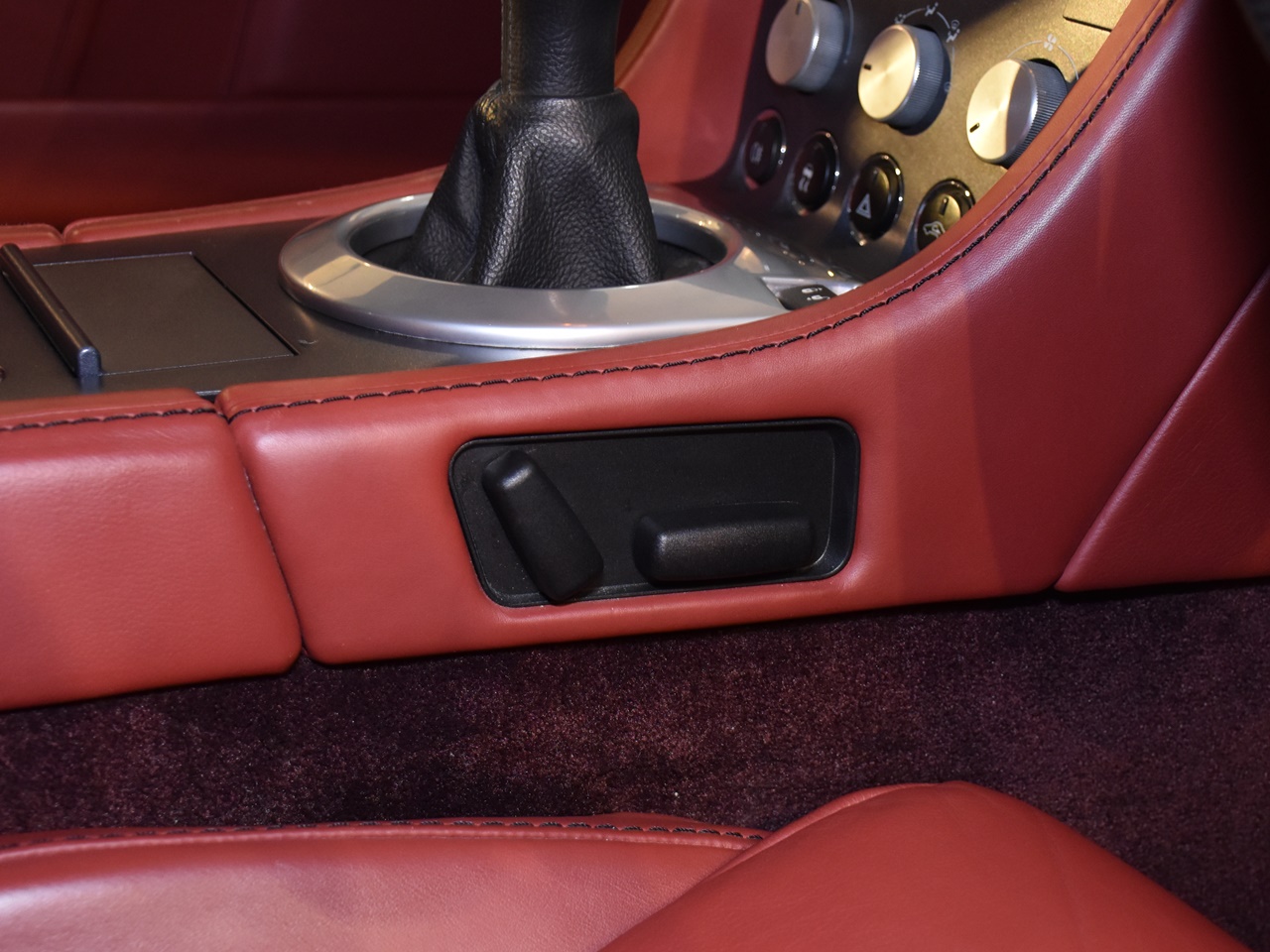 アストンマーティン　V8