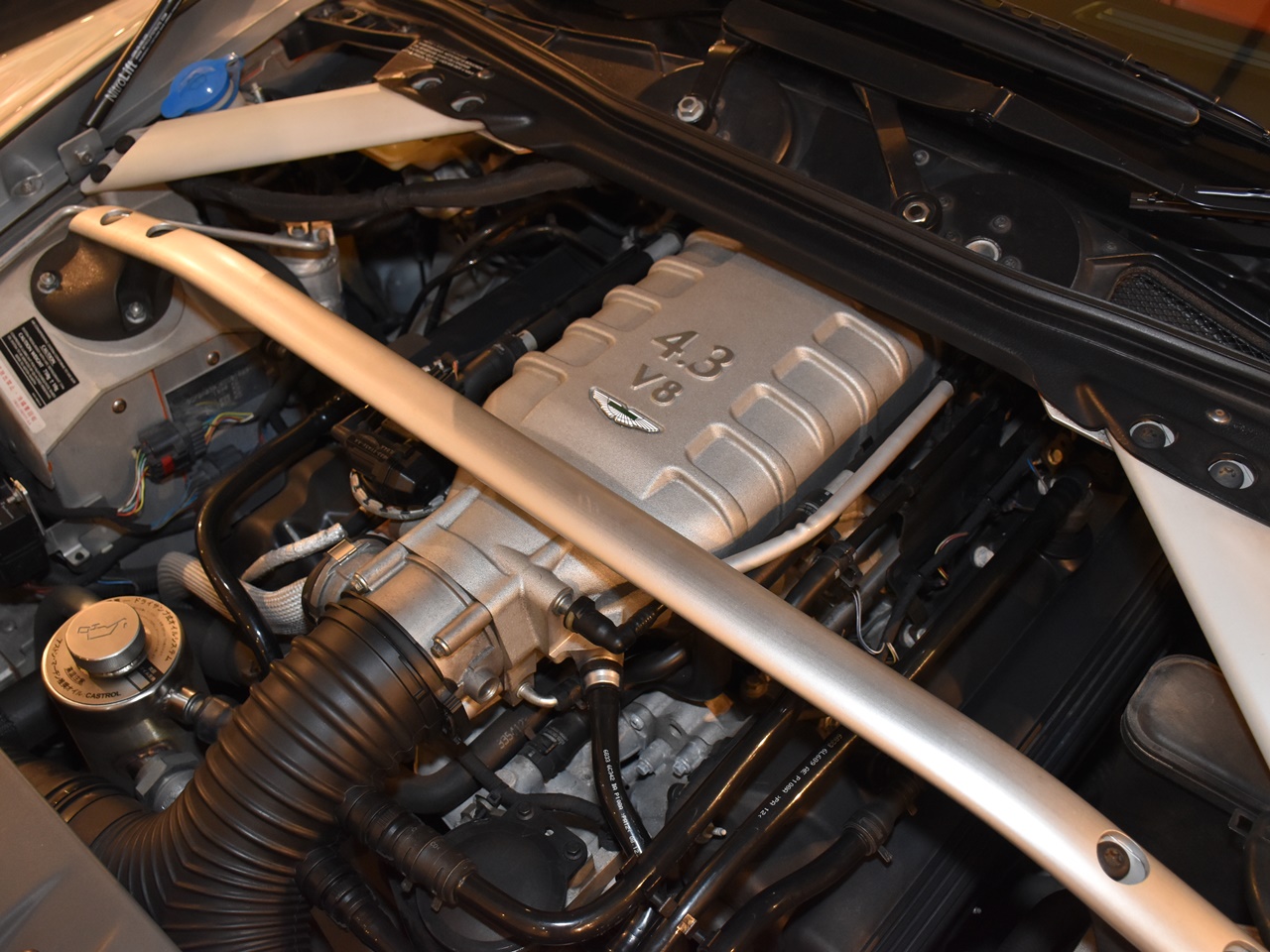 アストンマーティン　V8